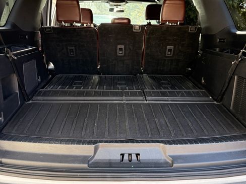 Used 2022 Ford Expedition Limited image 9