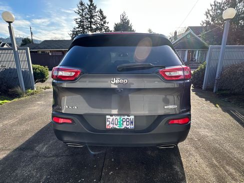 Used 2018 Jeep Cherokee Latitude Plus image 5