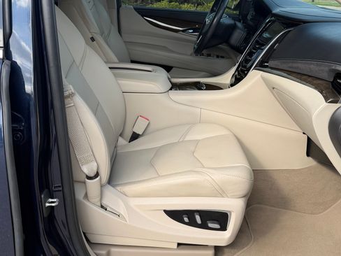 Used 2019 Cadillac Escalade Luxury image 12