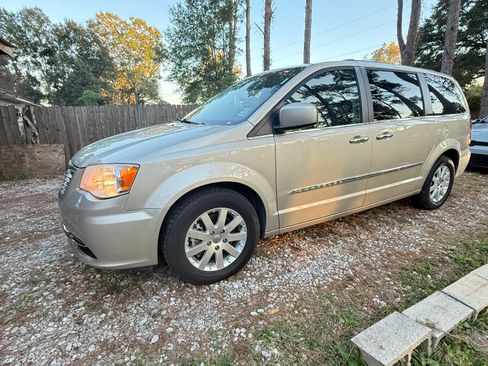 Used 2015 Chrysler Town & Country Touring w/ Driver Convenience Group image 1