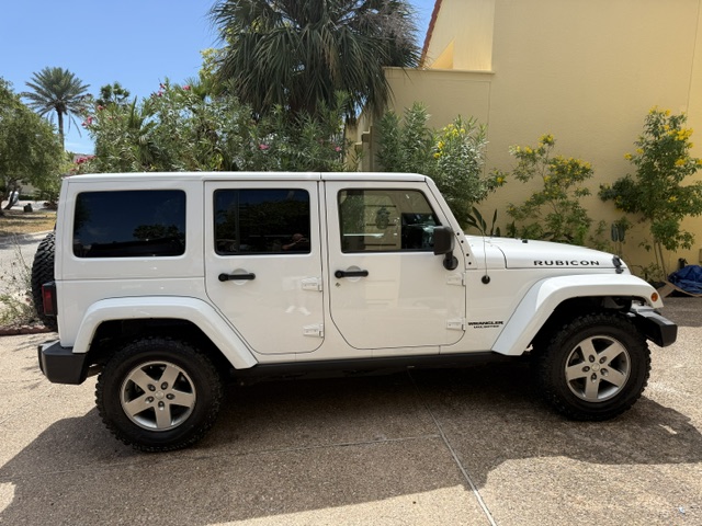 Used 2012 Jeep Wrangler Unlimited Rubicon w/ Connectivity Group AWD/4WD image 6