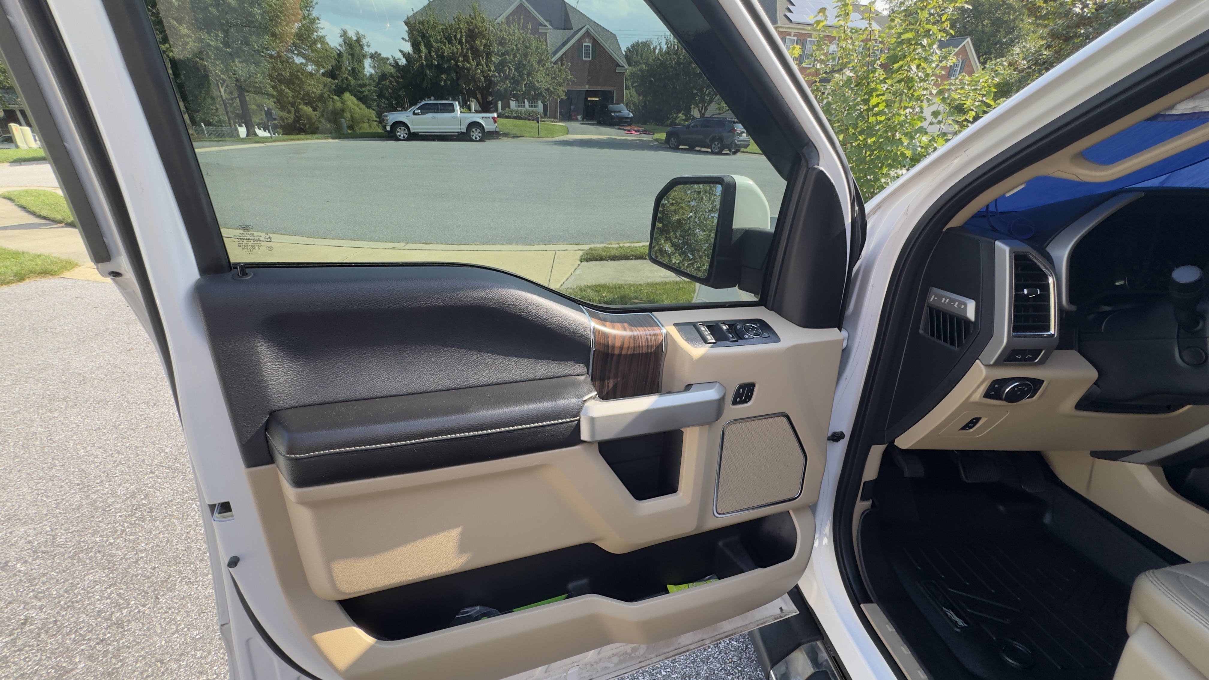 Used 2017 Ford F150 Lariat w/ Equipment Group 502A Luxury AWD/4WD image 9
