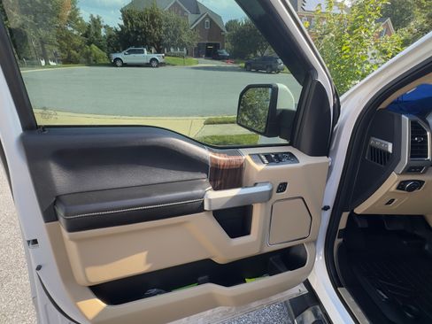 Used 2017 Ford F150 Lariat w/ Equipment Group 502A Luxury AWD/4WD image 9