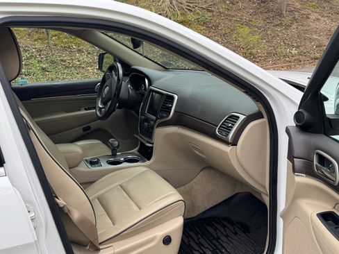 Used 2015 Jeep Grand Cherokee Overland w/ Advanced Technology Group image 9