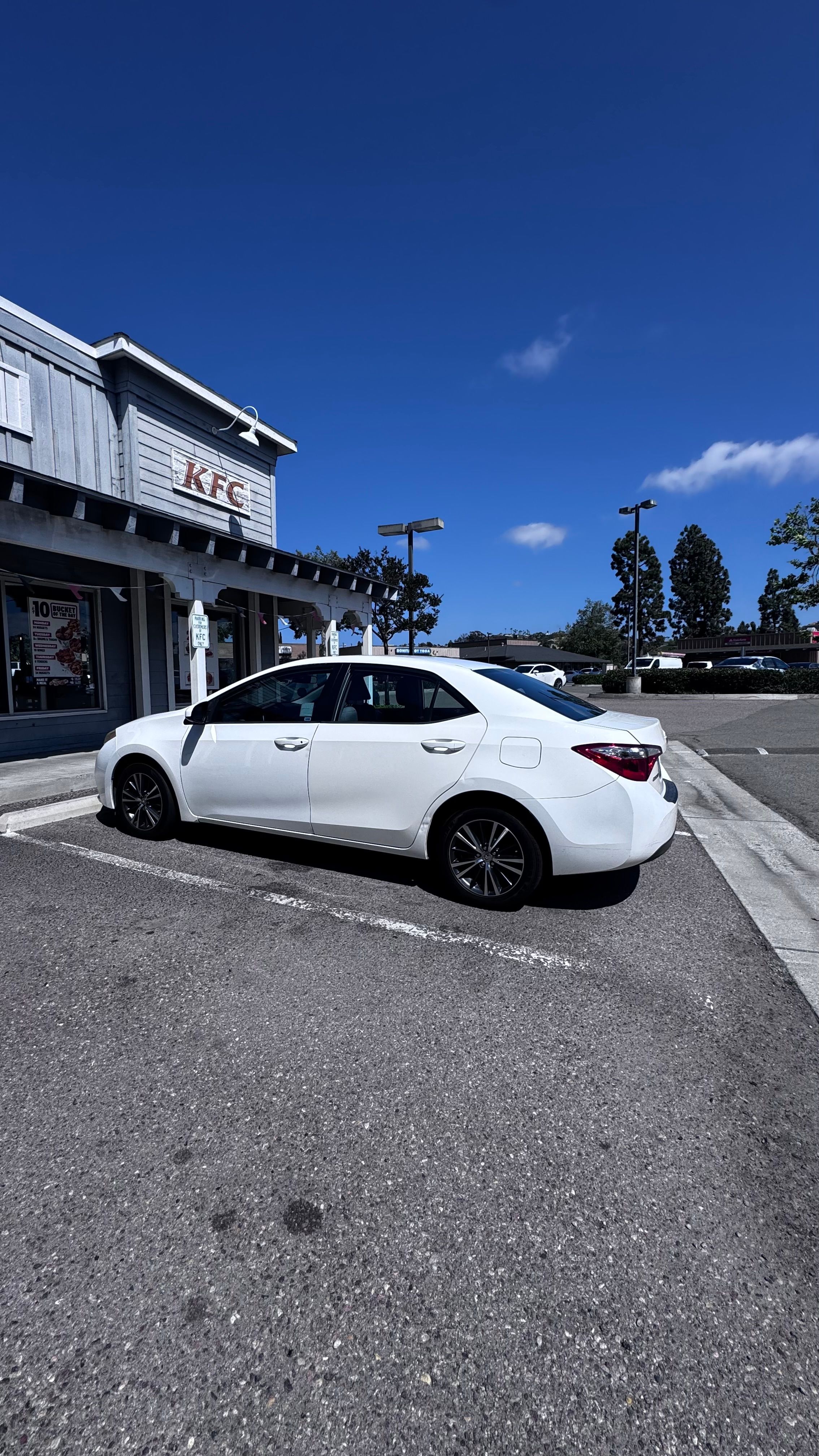Used 2016 Toyota Corolla LE FWD image 4