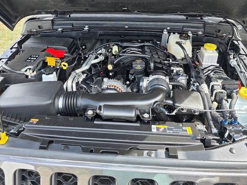 Used 2023 Jeep Gladiator Rubicon w/ Cold Weather Group image 13