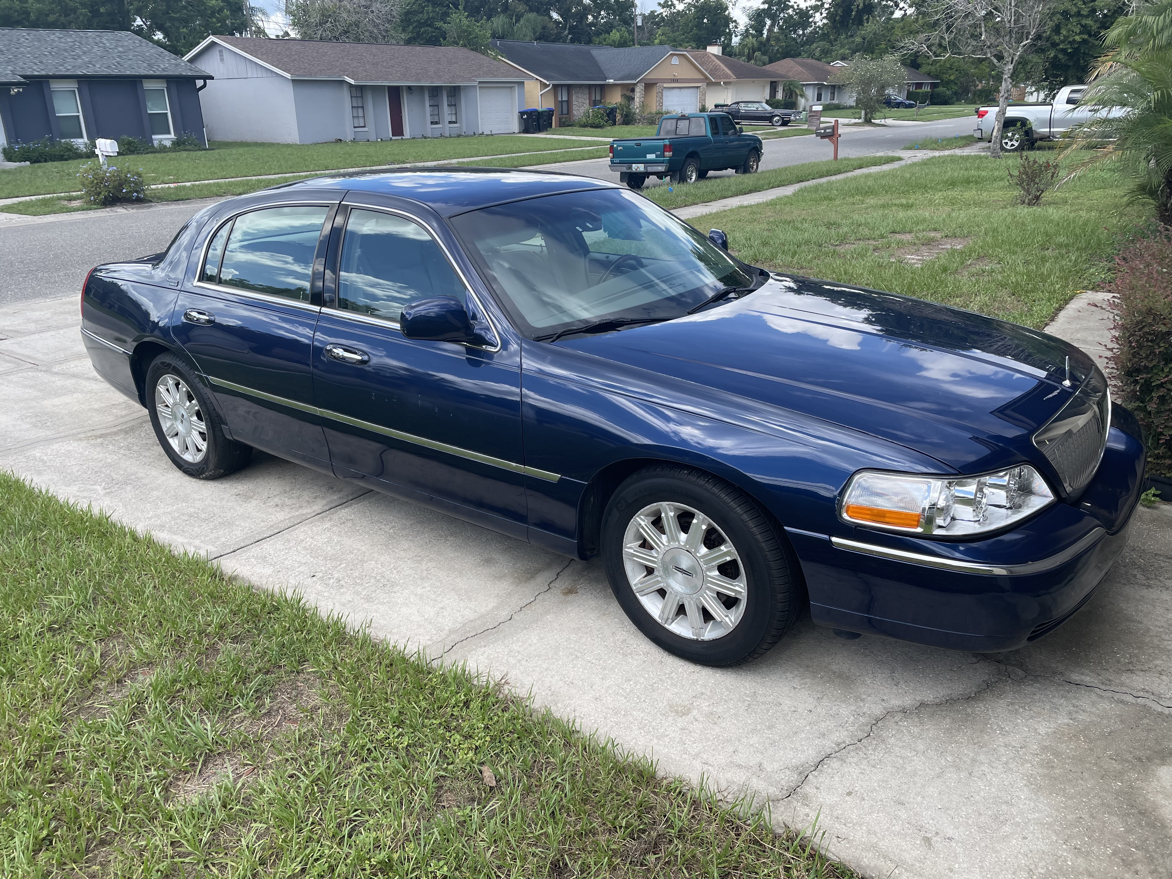 Used 2009 Lincoln Town Car Signature Limited RWD image 2