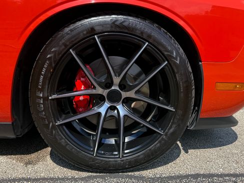Used 2009 Dodge Challenger SRT8 w/ SRT Option Group II RWD image 6