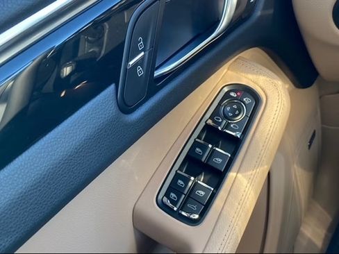 Used 2021 Porsche Macan image 12