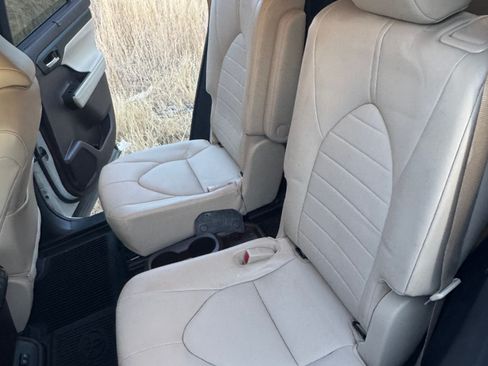 Used 2021 Toyota Highlander XLE image 17