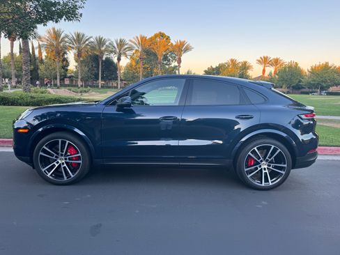 Used 2024 Porsche Cayenne S AWD/4WD image 2