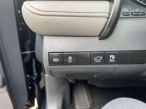 Used 2022 Toyota Camry SE w/ Audio Upgrade Package FWD image 19