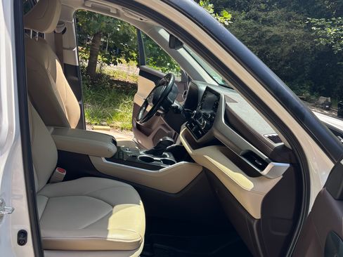 Used 2020 Toyota Highlander XLE FWD image 13