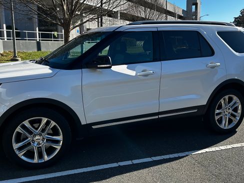 Used 2016 Ford Explorer XLT w/ Equipment Group 202A image 4