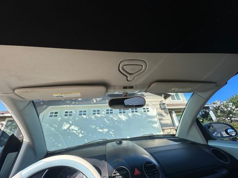 Used 2010 Volkswagen Beetle Final Edition FWD image 16