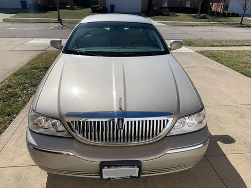 Used 2010 Lincoln Town Car Signature Limited image 5
