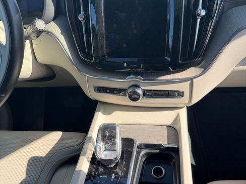 Used 2023 Volvo XC60 B5 Ultimate image 11