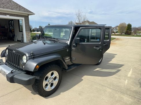 Used 2014 Jeep Wrangler Unlimited Sahara w/ Connectivity Group image 20