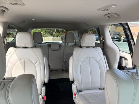 Used 2017 Chrysler Pacifica Touring-L Plus w/ Advanced Safetytec Group FWD image 14