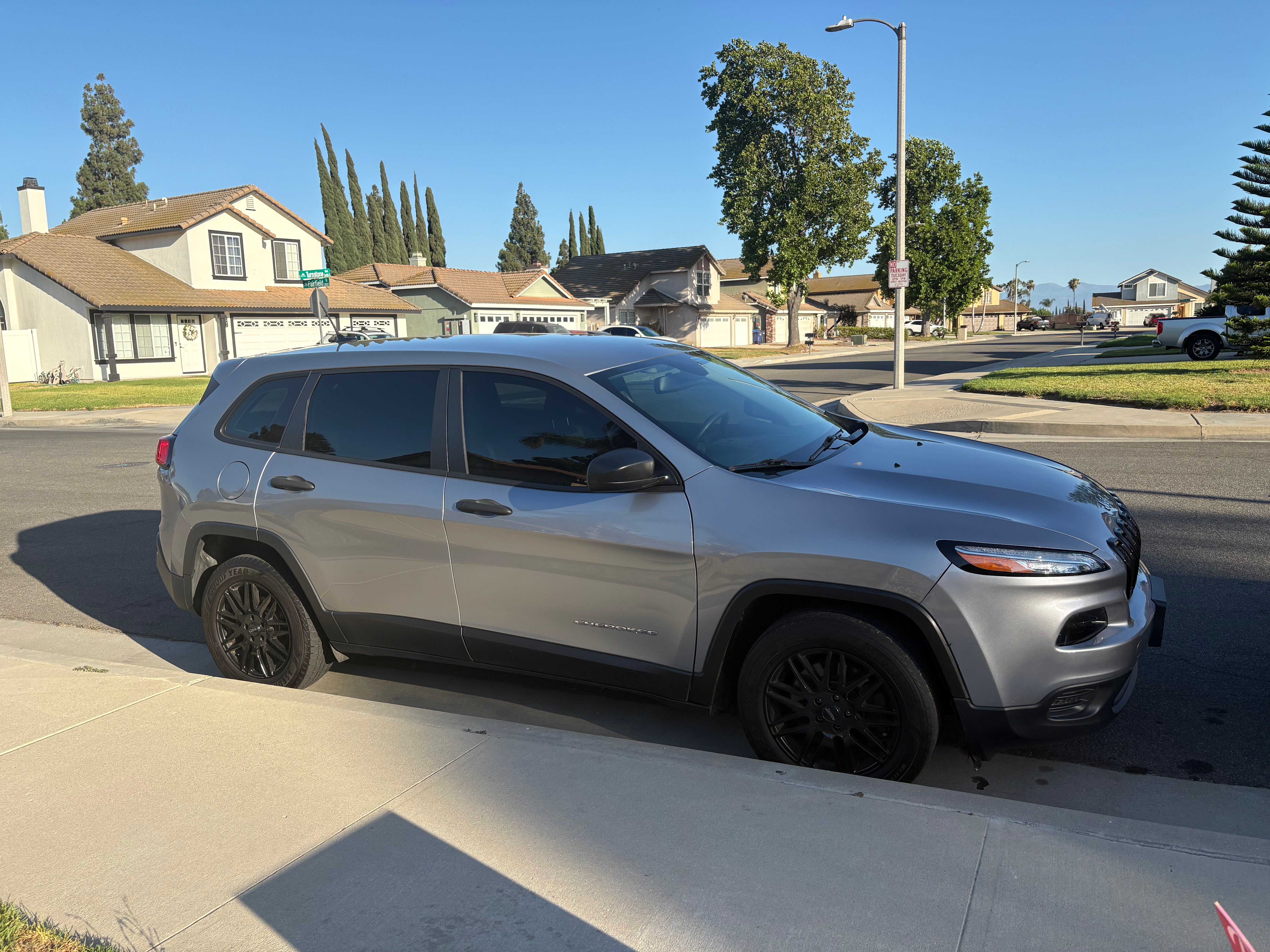 Used 2015 Jeep Cherokee Sport FWD image 9