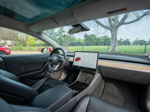 Used 2018 Tesla Model 3 Long Range image 4