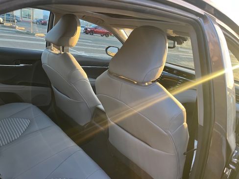 Used 2020 Toyota Camry SE image 6