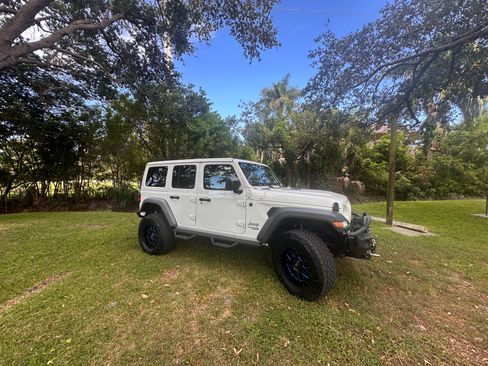 Used 2018 Jeep Wrangler Unlimited Sport image 1