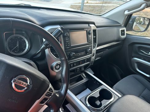 Used 2017 Nissan Titan SV image 5