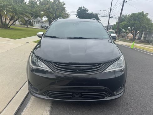Used 2018 Chrysler Pacifica Limited w/ Advanced Safetytec Group FWD image 4