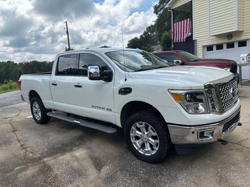 Used 2016 Nissan Titan SL RWD image 9