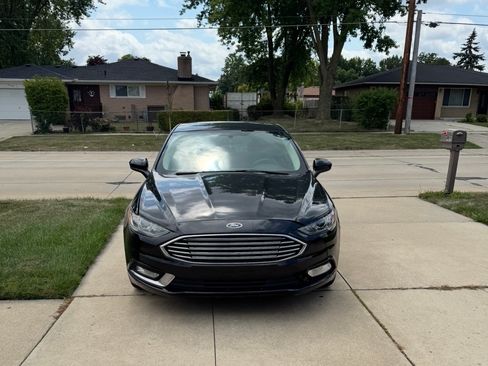 Used 2017 Ford Fusion SE w/ Equipment Group 201A FWD image 4