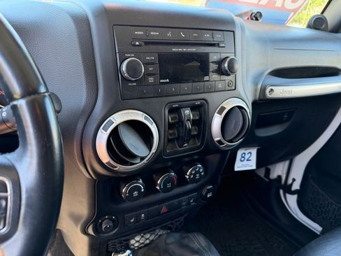 Used 2014 Jeep Wrangler Unlimited Rubicon w/ Connectivity Group AWD/4WD image 9