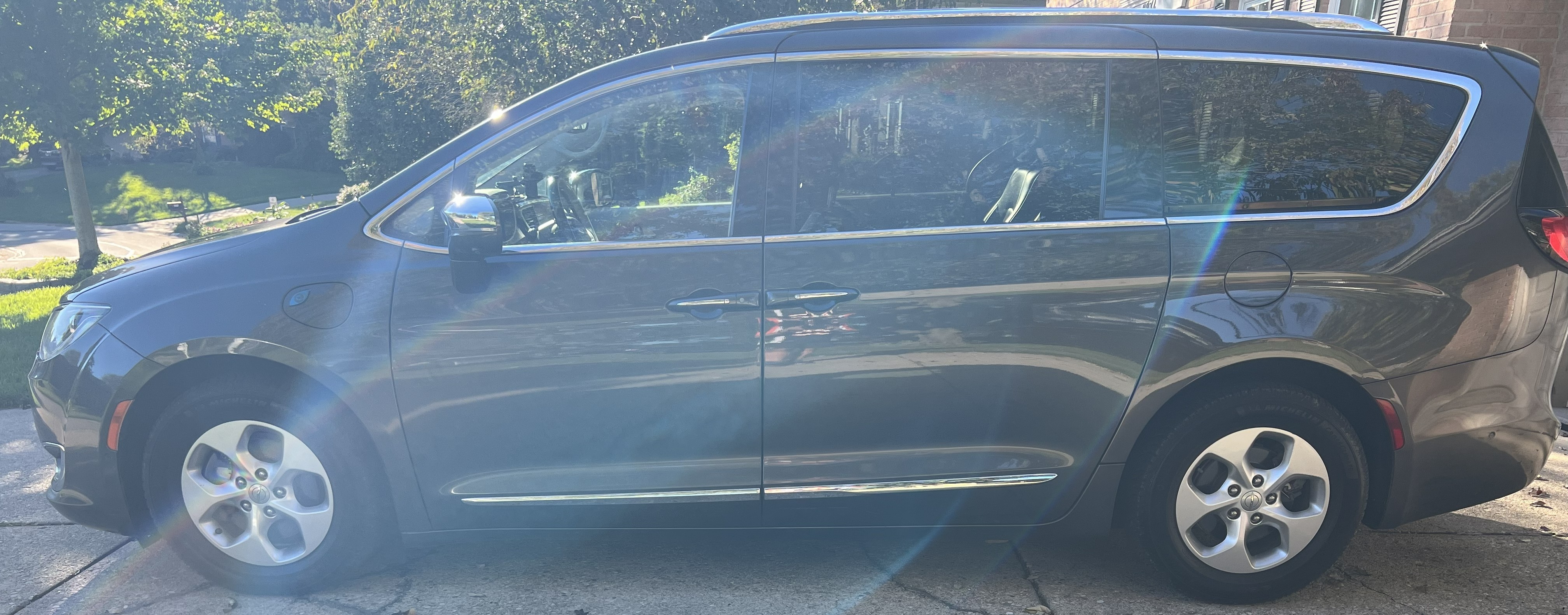 Used 2017 Chrysler Pacifica Platinum FWD image 5