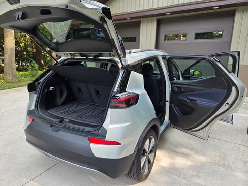 Used 2023 Chevrolet Bolt EUV LT w/ Convenience Package image 8