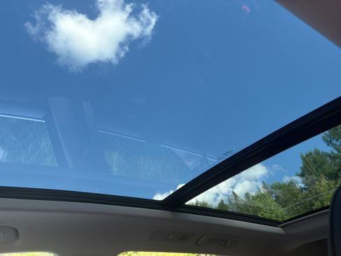 Used 2022 Volkswagen Tiguan SE w/ Panoramic Sunroof Package AWD/4WD image 10