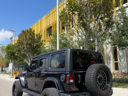 Used 2021 Jeep Wrangler Unlimited Sahara AWD/4WD image 16