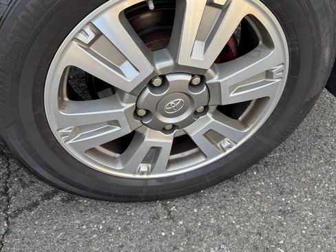 Used 2010 Toyota Tundra 4x4 Double Cab image 27