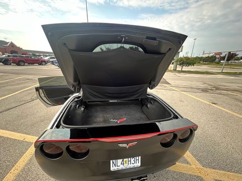Used 2006 Chevrolet Corvette Coupe w/ Preferred Equipment Group RWD image 9