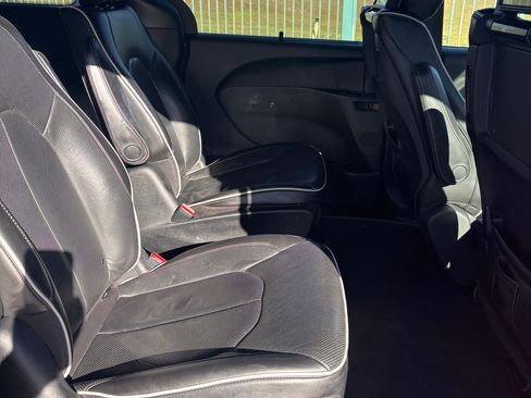 Used 2020 Chrysler Pacifica Limited w/ Advanced Safetytec Group image 17