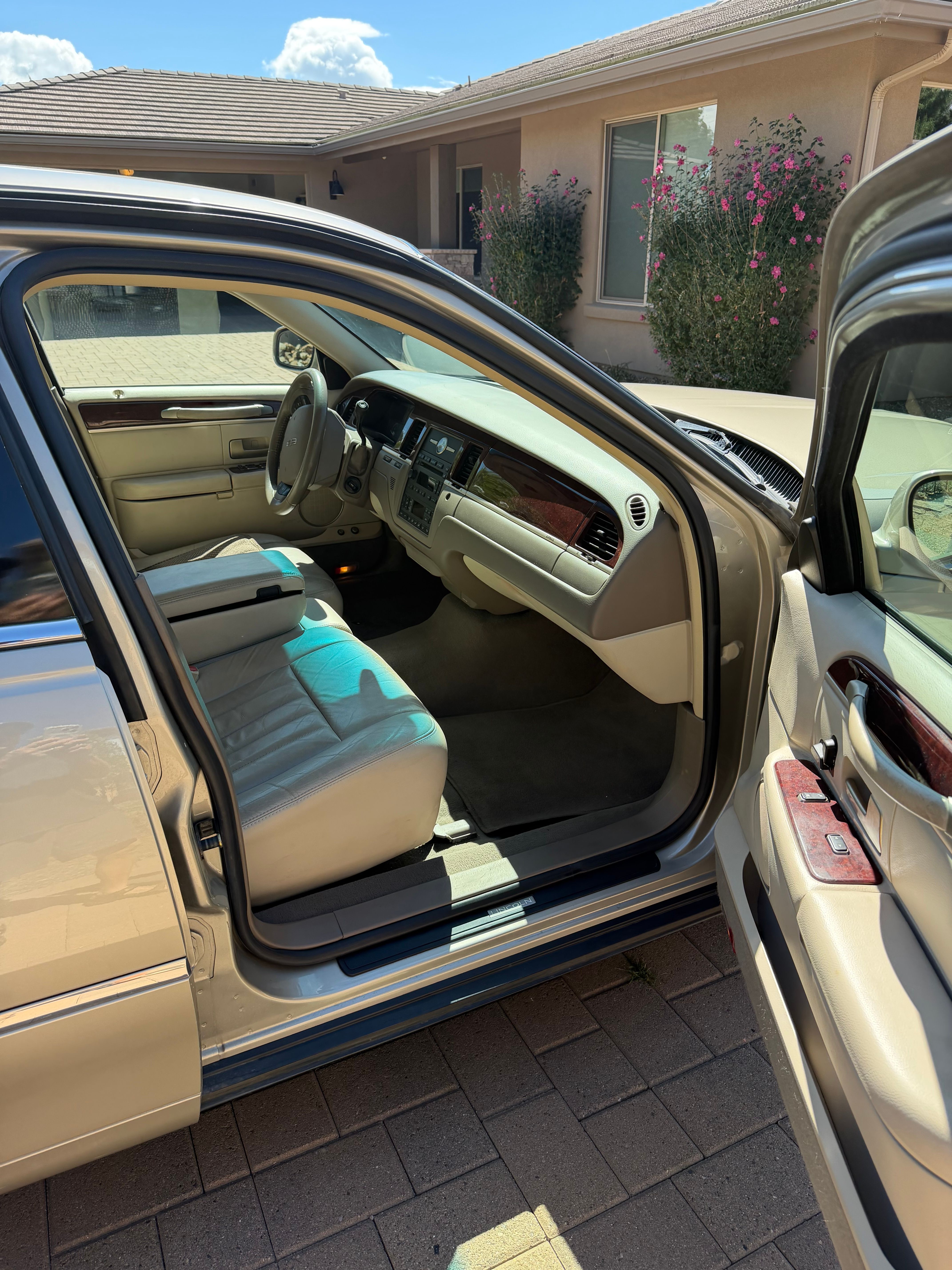 Used 2005 Lincoln Town Car Signature RWD image 6