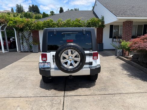 Used 2018 Jeep Wrangler Unlimited Sahara AWD/4WD image 5