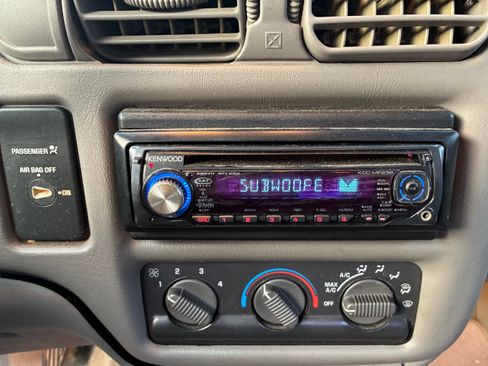 Used 2001 Chevrolet S10 Pickup LS w/ Preferred Equipment Group image 15