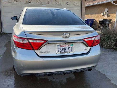 Used 2016 Toyota Camry SE image 2