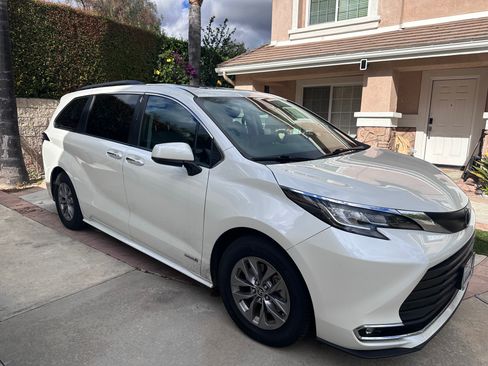 Used 2021 Toyota Sienna XLE w/ XLE Plus Package image 5