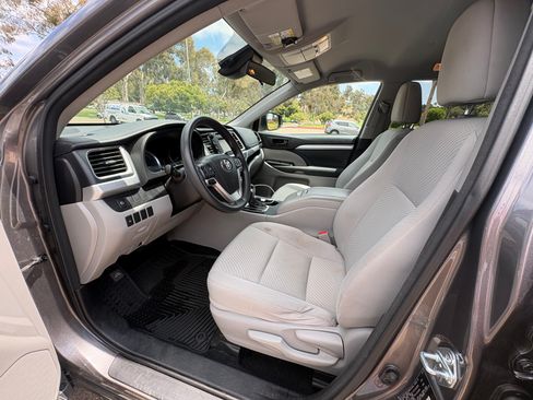 Used 2017 Toyota Highlander LE w/ Carpet Mat Package AWD/4WD image 21