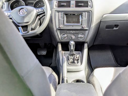 Used 2017 Volkswagen Jetta S image 6