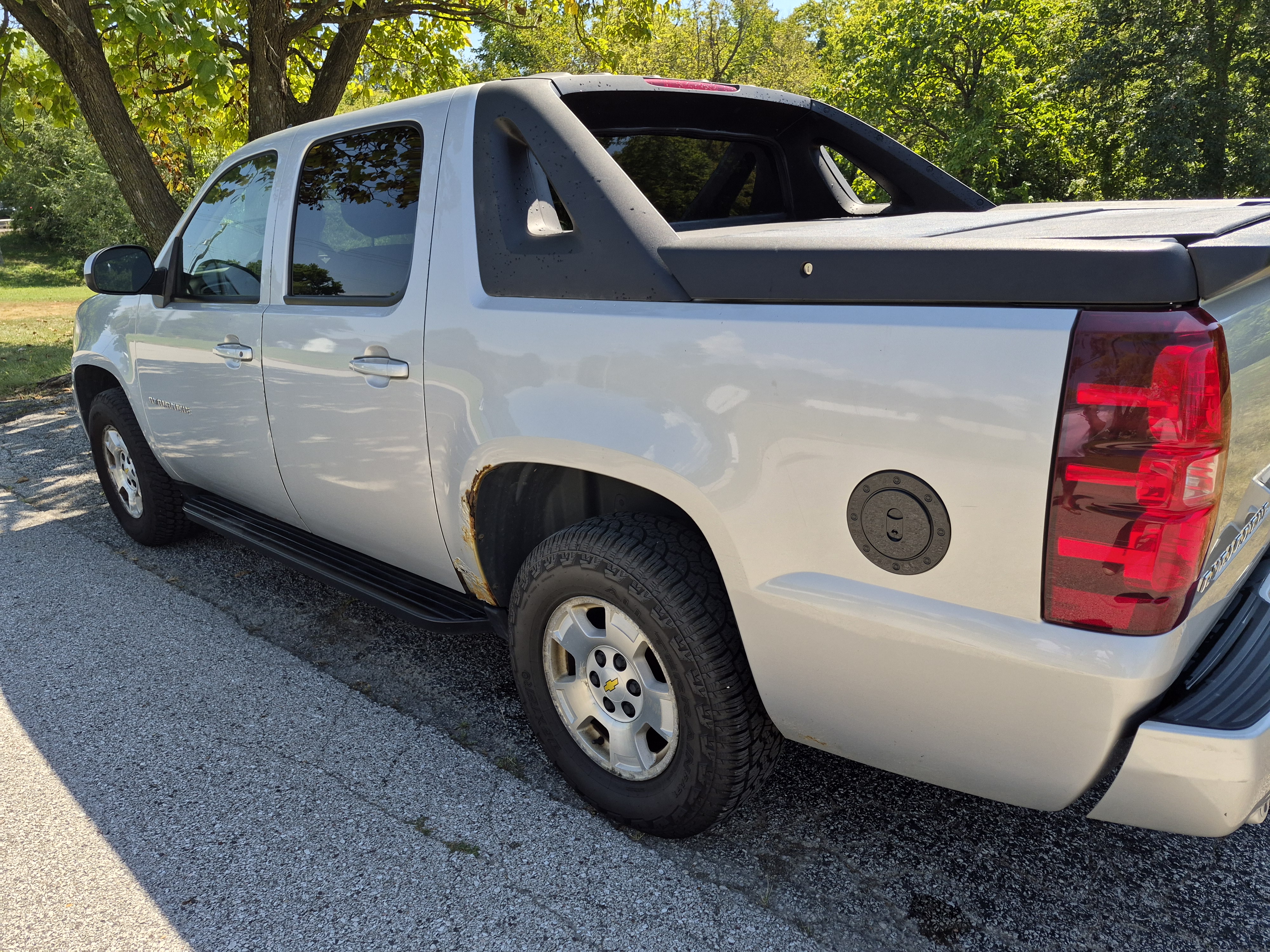 Used 2010 Chevrolet Avalanche LS w/ Interior Plus Package AWD/4WD image 8