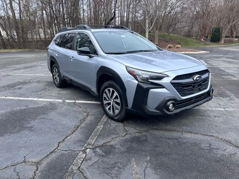 Used 2023 Subaru Outback Premium image 4