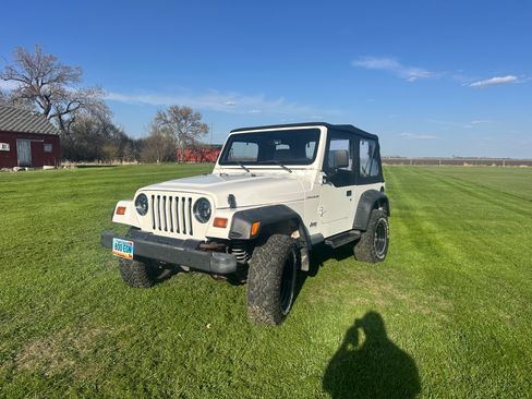 Used 1997 Jeep Wrangler SE AWD/4WD image 1