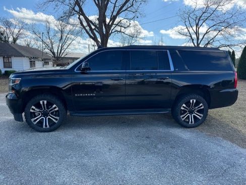Used 2019 Chevrolet Suburban LT image 1